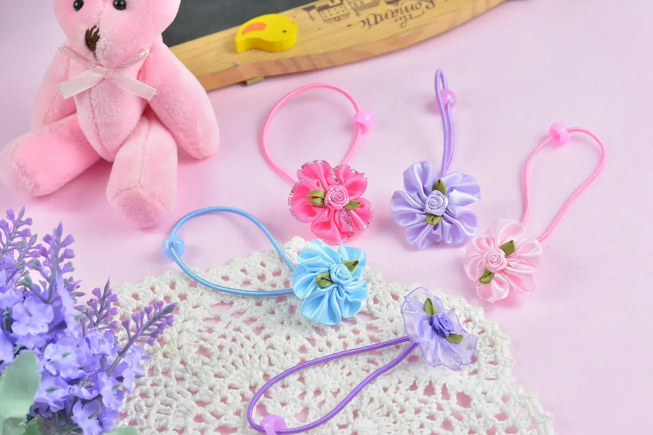 Farverige stofblomster og bamse