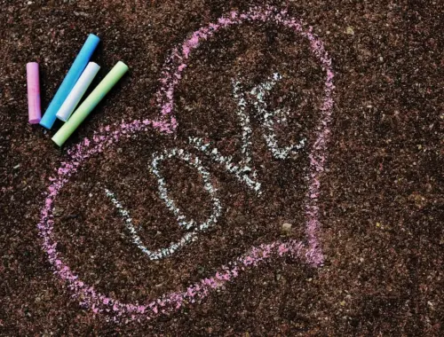 Upcycling-guide: Giv gamle møbler nyt liv med maling og folie